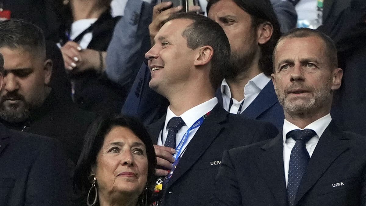 FIFA chief Kevin Lamour accuses Infantino of misleading staff over plans