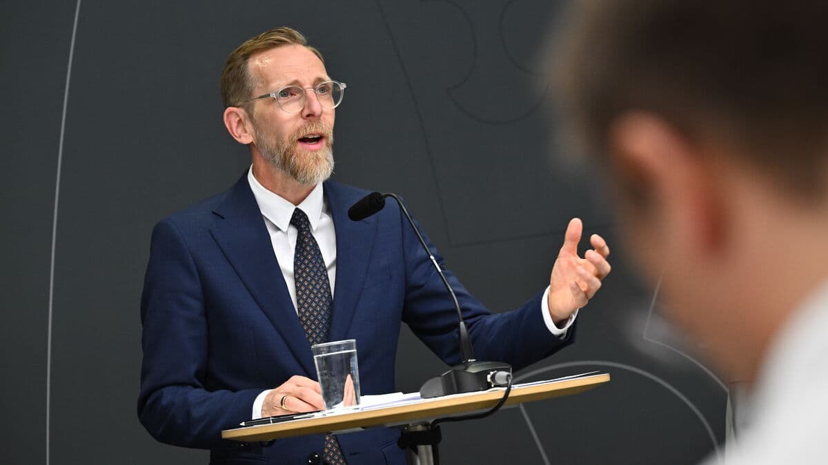 Minister Wants Phone Advertising for Children Aligned With Public Health Agency Advice