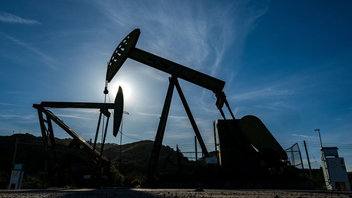 Western countries open up their oil reserves, releasing 400 million barrels to curb price increases amid the Iran war