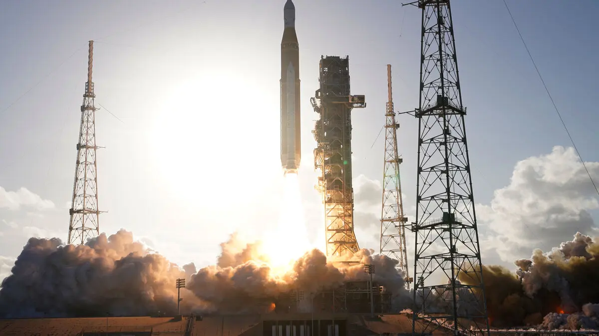 NASA launches manned Artemis II moon rocket