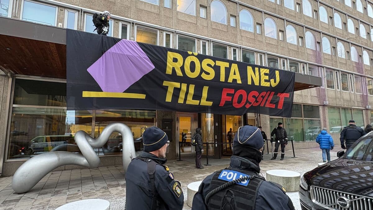 Five arrested after climate activists spray-paint Government Offices and Ministry of Finance in central Stockholm