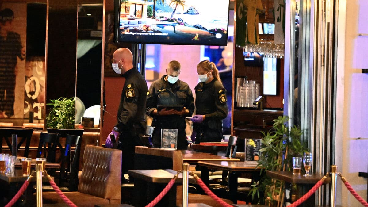Police cordon off Stockholm pub after suspected dangerous object found inside