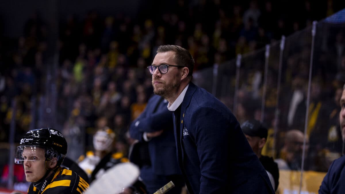 Anger in Skellefteå - assistant coach Andreas Falk received a match penalty during the break