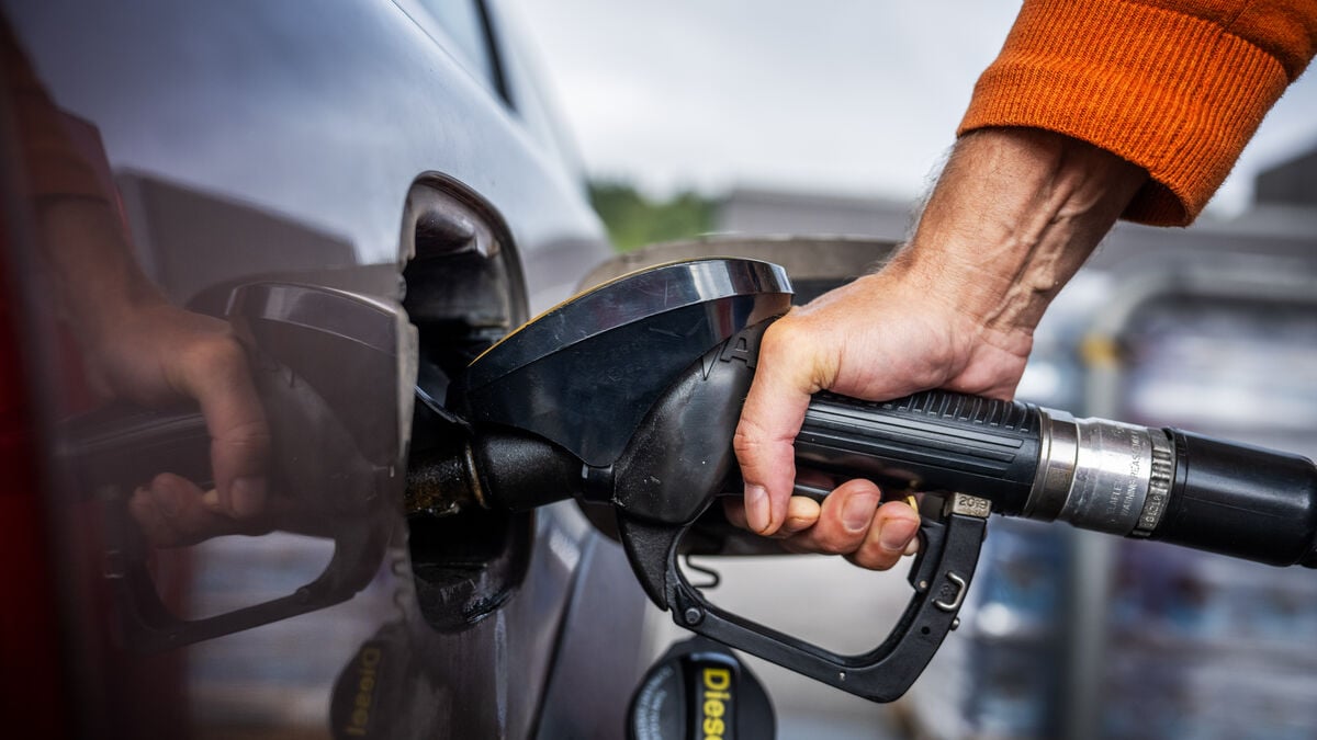 Social Democrats call SD’s proposal to extend fuel tax cuts ‘theater’