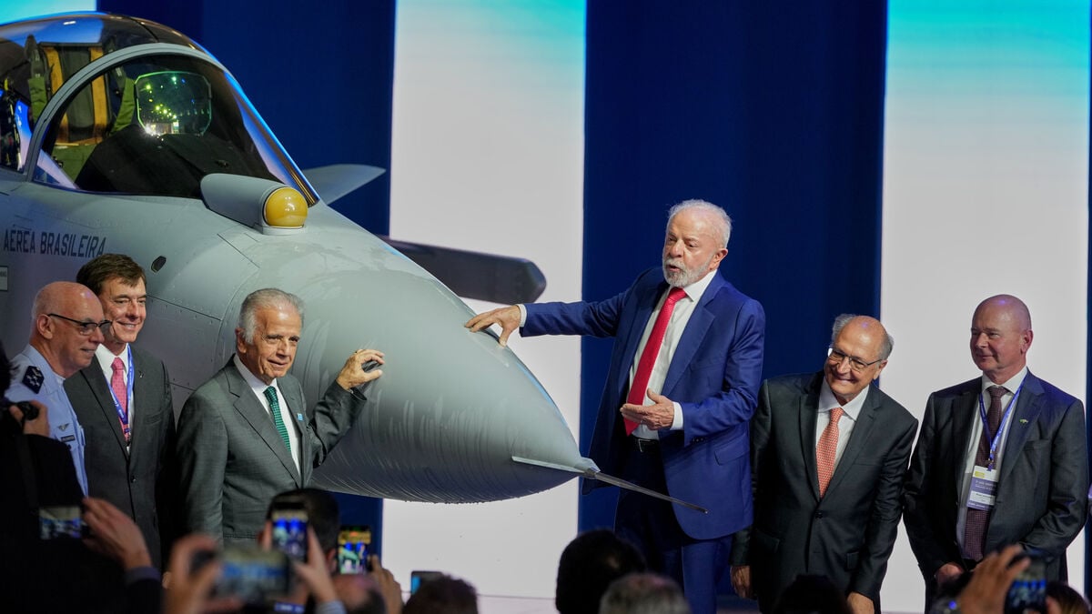 Saab and Embraer agree on possible production of 20 more Gripen jets in Brazil