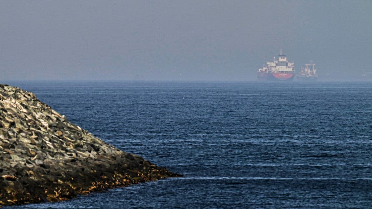 Tanker slips past blockade with nearly 2 million barrels of oil