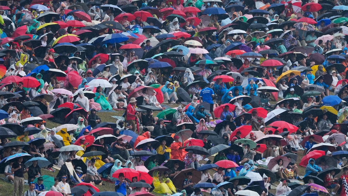Formula 1 race in Malaysia starts more than an hour late after rain delays