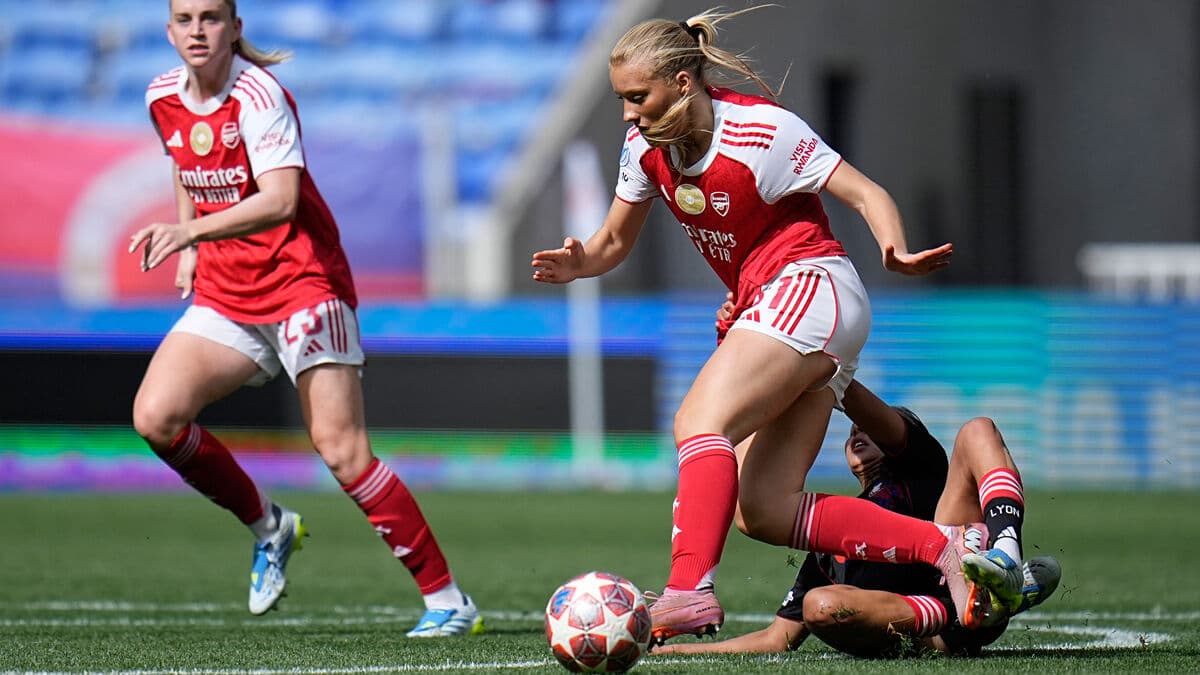 Smilla Holmberg rescues Arsenal with stoppage-time equaliser against Manchester United