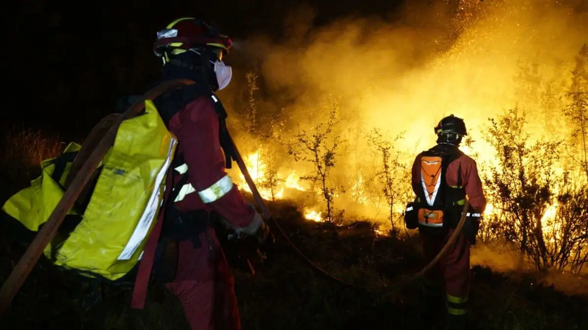 Forest fire spreads north of Madrid, 700 evacuated