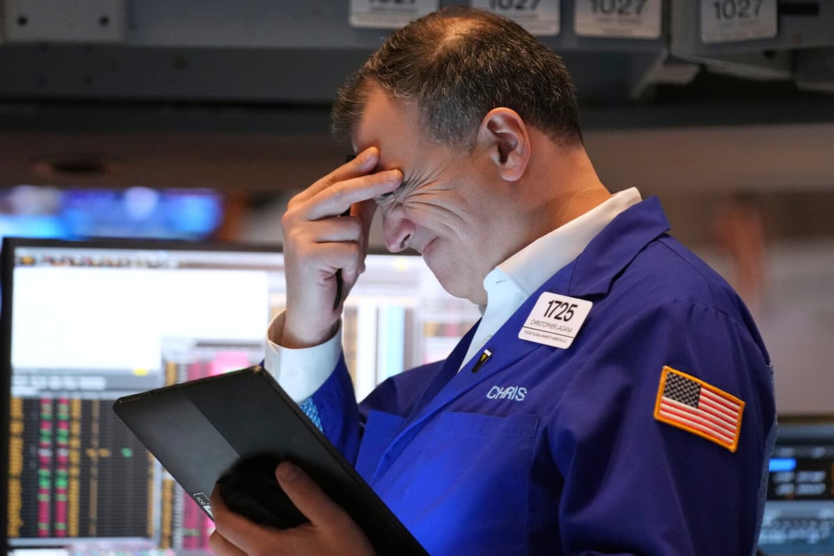 When to Sell in a Tumbling Stock Market: Expert Advice
