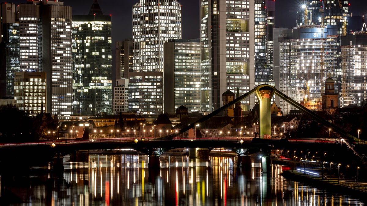 German Investor Confidence Falls More Than Expected in October as ZEW Index Drops to 28.1