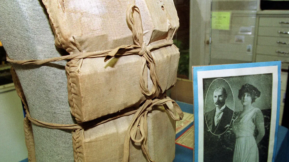 Titanic survivor's life jacket sold at auction for £670,000