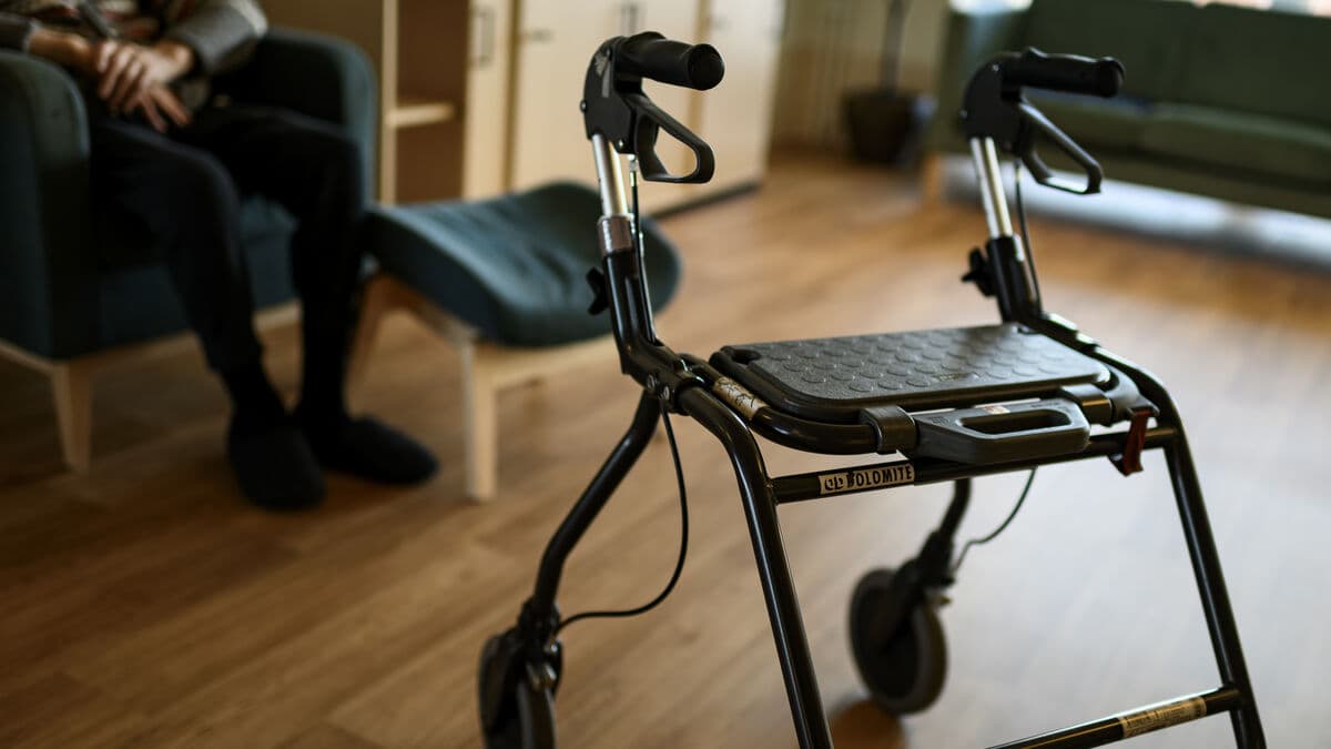 Resident pooped in bed at special care home in western Sweden, was scolded by staff