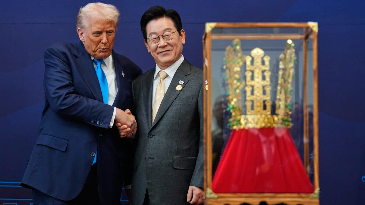 Trump Receives Replica Royal Crown During South Korea Visit