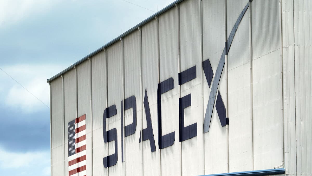 SpaceX shares fall below IPO price for the first time