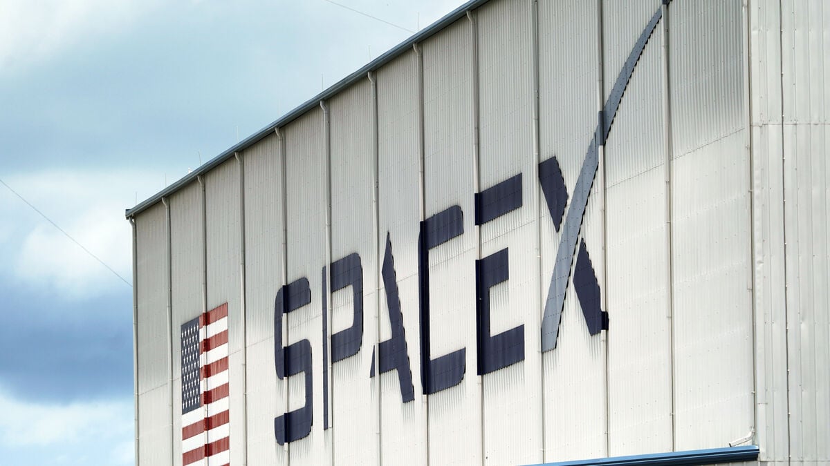 SpaceX shares fall below IPO price for the first time