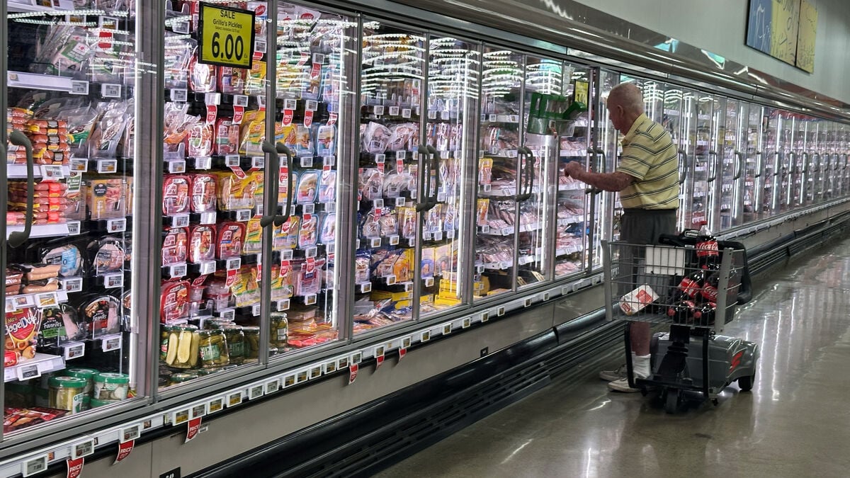 US consumer confidence falls to lowest level since 2014 amid high living costs