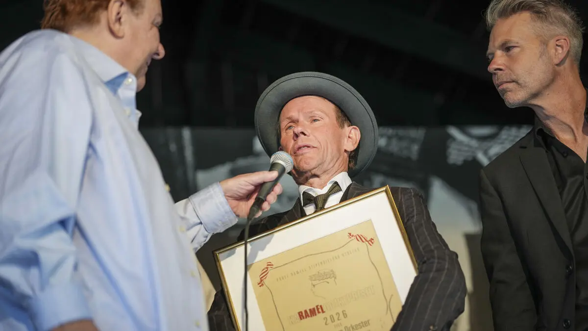 Bo Kaspers Orchestra receives the Karamelodikt Scholarship