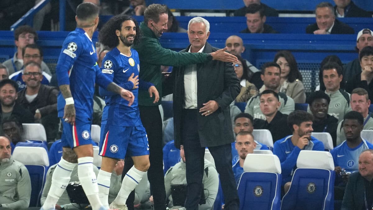 Own Goal Leads Chelsea to Victory Over Mourinho's Benfica at Stamford Bridge