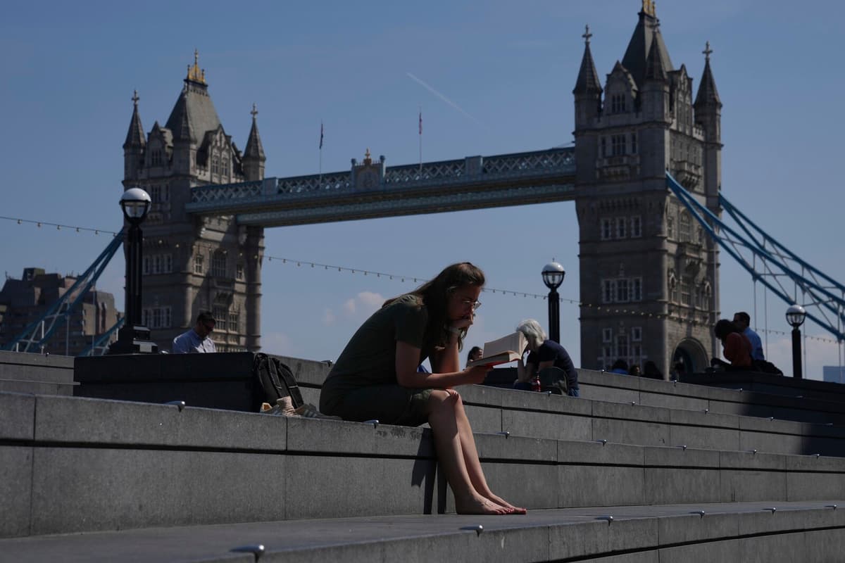 Sunny April Boosts UK Retail Trade by 1.2 Percent