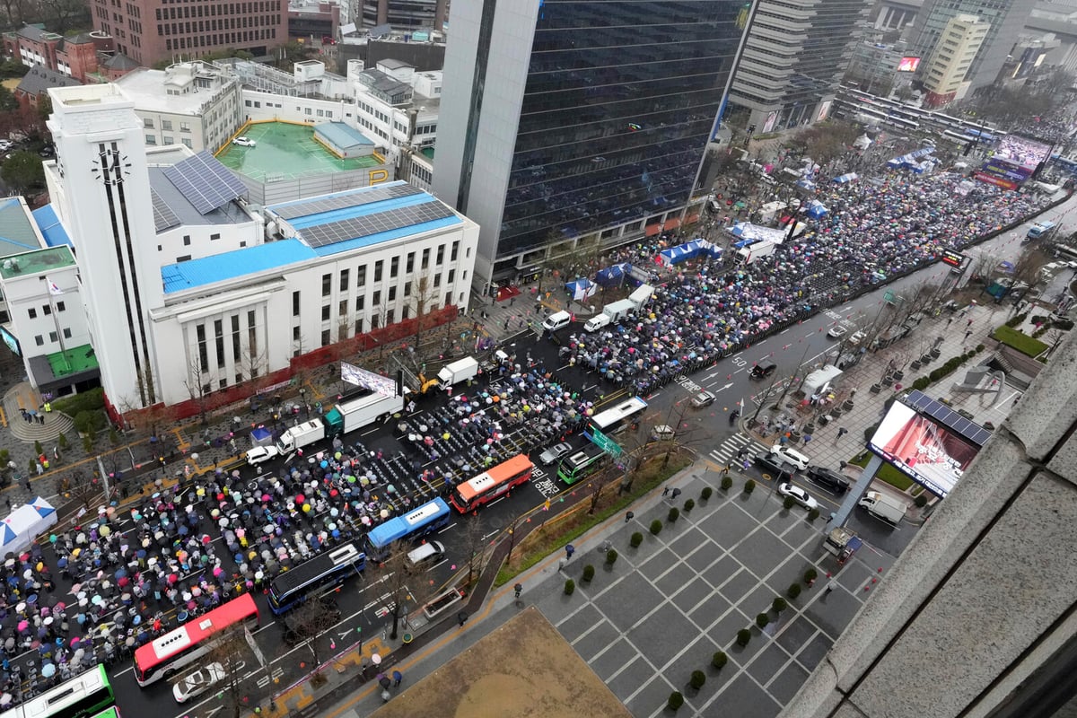 Thousands Rally in Seoul Backing Ousted Ex-President Yoon