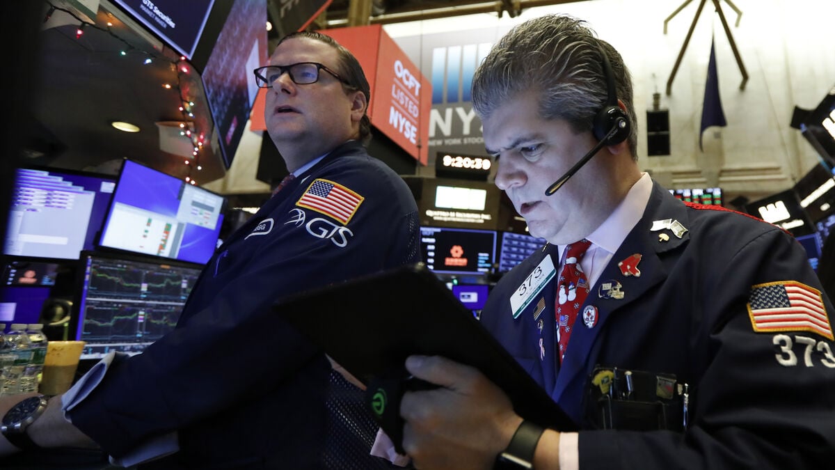 Silver prices continue to fall, gold prices fall