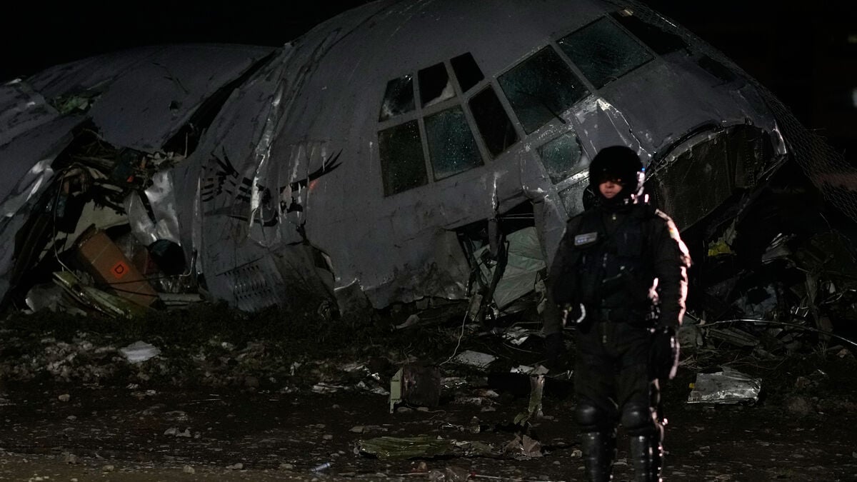 Plane filled with money crashes in Bolivia, at least 20 dead