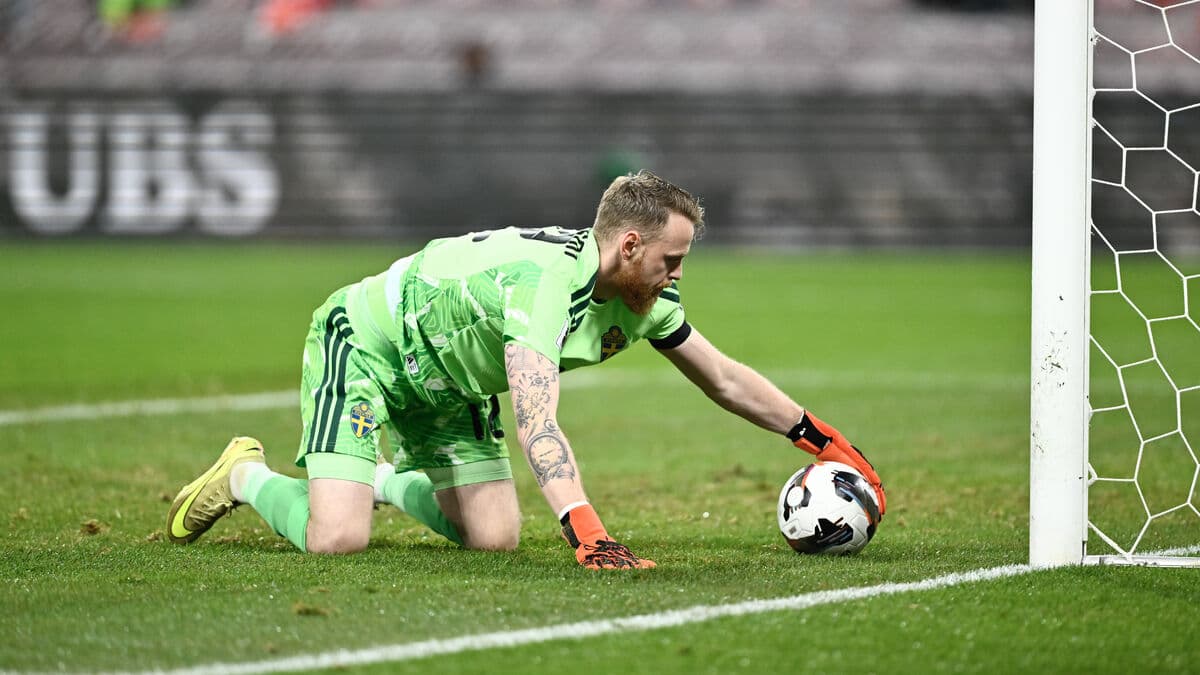 Johansson's tough comeback - direct blunder on Stoke return