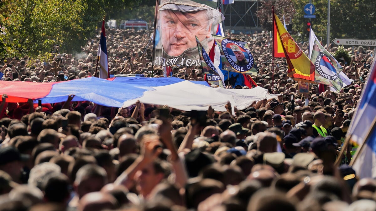 Thousands gather in Belgrade for funeral of war criminal Ratko Mladic