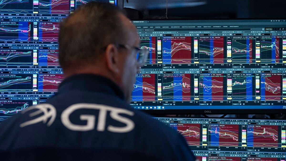Wall Street falls at the open as markets turn lower again