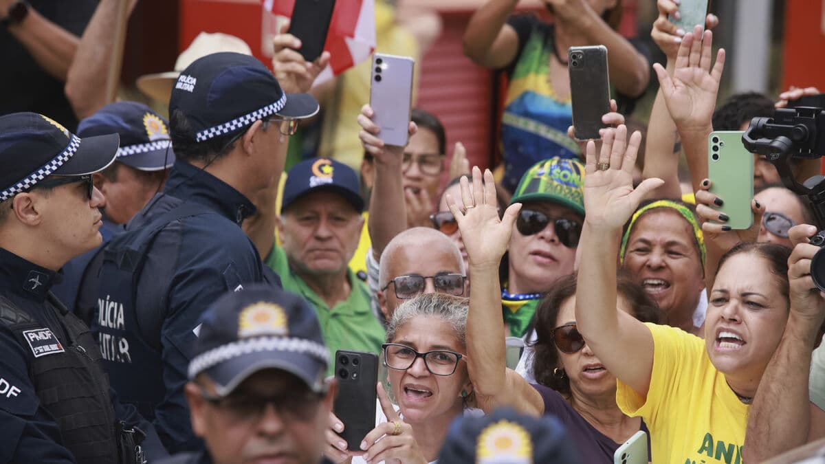 Lightning strikes Bolsonaro rally - 89 injured