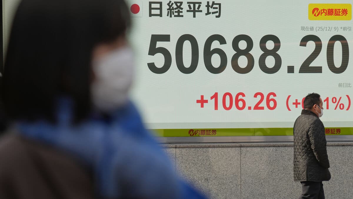 Small movements on Asian stock markets during initial Christmas Eve trading