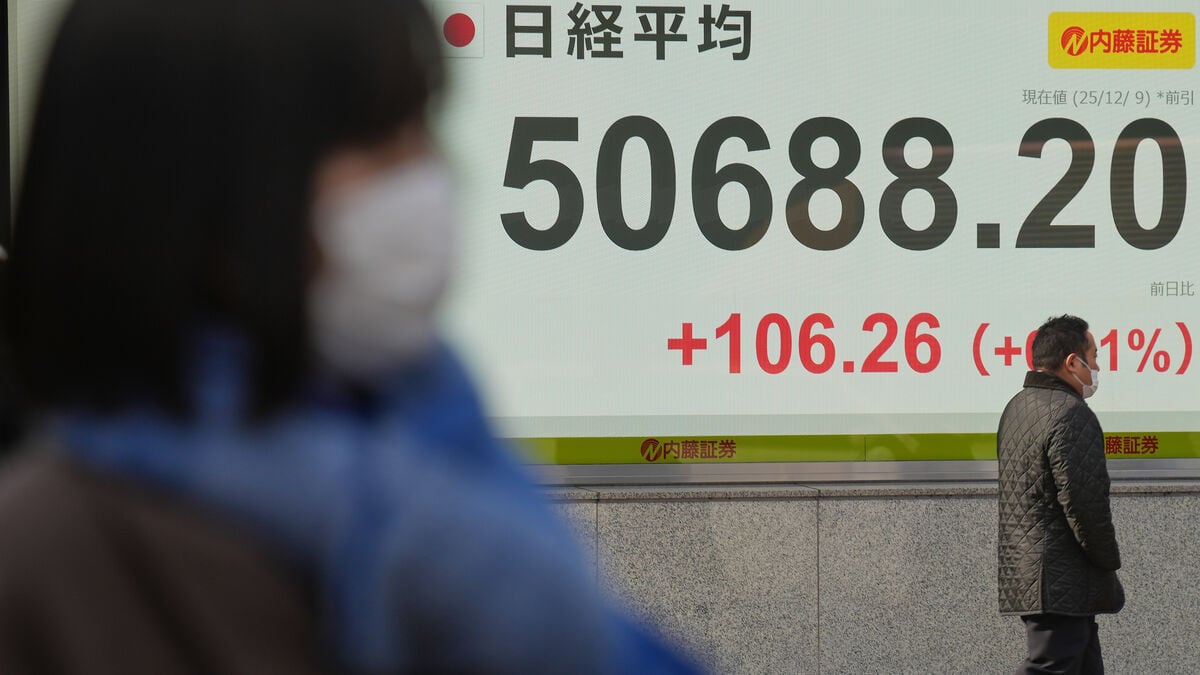 Small movements on Asian stock markets during initial Christmas Eve trading