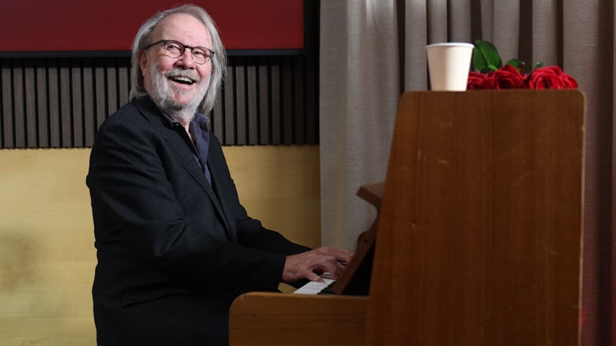 Benny Andersson joins Social Democrats’ final push with Mamma Mia singalong