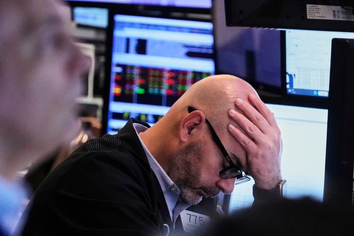 US Stocks and Dollar Tumble as Tech Giants Face Sharp Declines