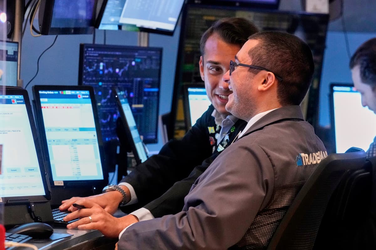 Wall Street Begins Week with Cautious Optimism Ahead of Tech Reports