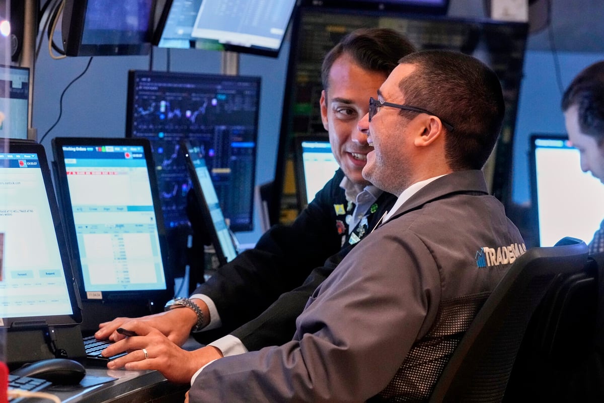 Wall Street Begins Week with Cautious Optimism Ahead of Tech Reports