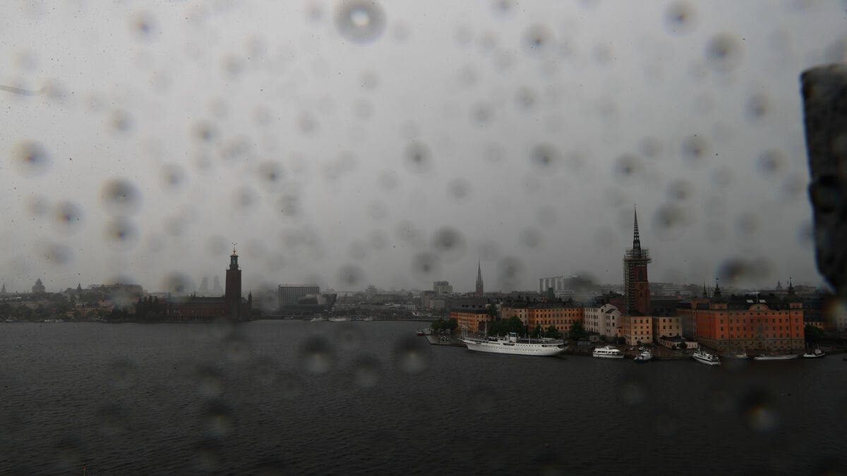 Dramatic thunderstorms continue moving across Sweden
