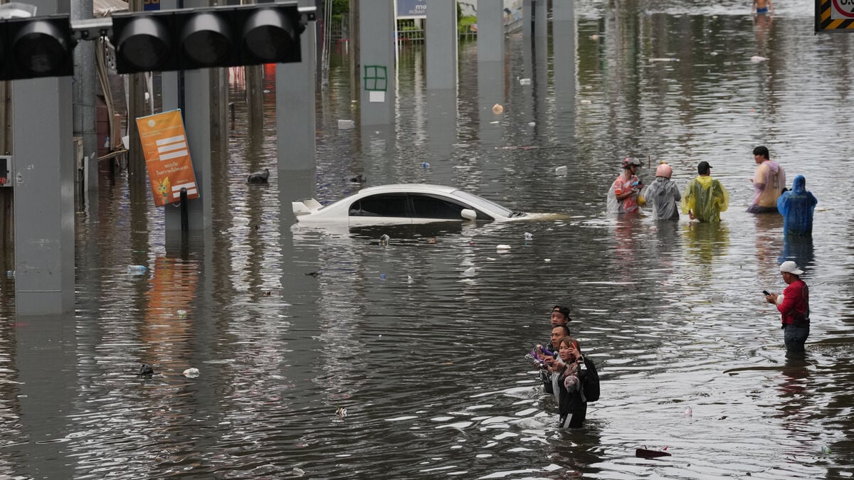 Thousands evacuated as flooding grips Bangkok, with over 500,000 affected nationwide