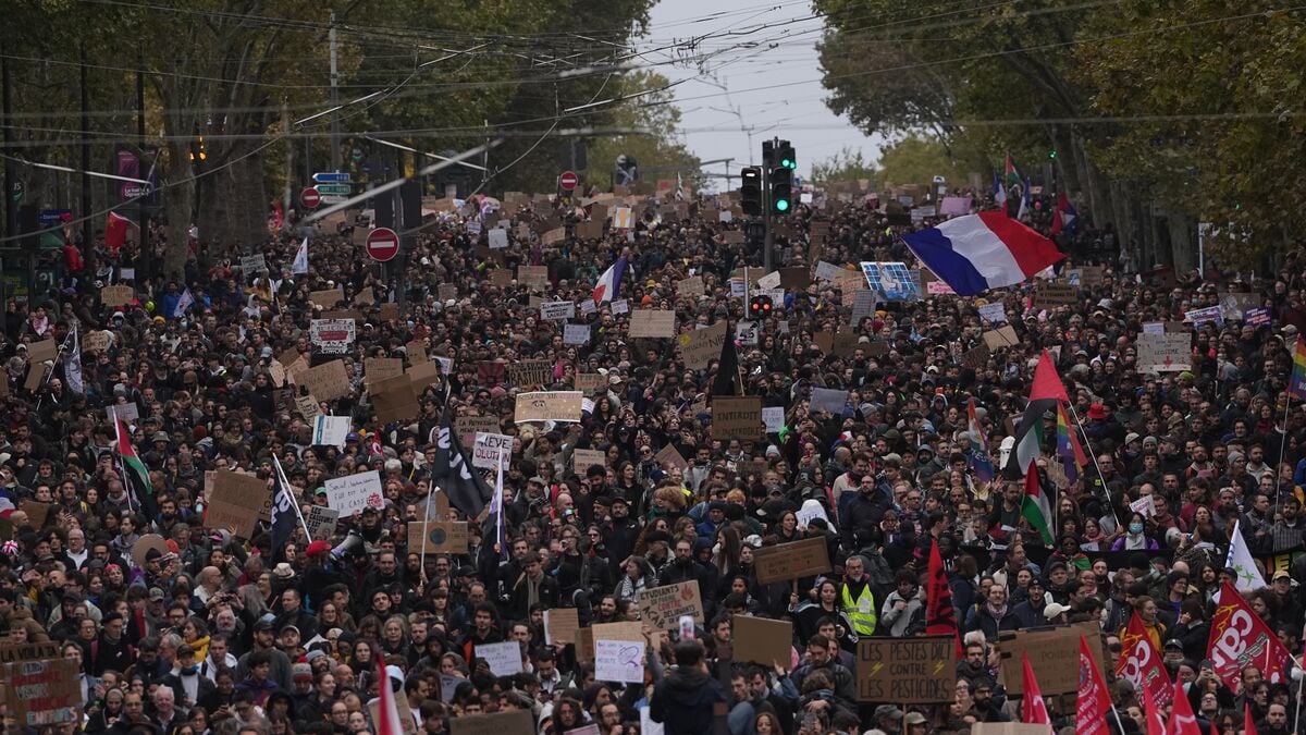 More Than 500 Injured in Violent Protests Across France, Minister Says