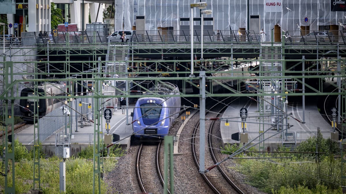 Train traffic halted between Kristianstad and Fjälkinge on Malmö-Karlskrona route