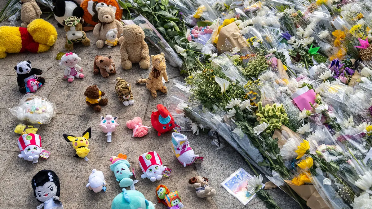 Hong Kong fire: Bodies found on roof