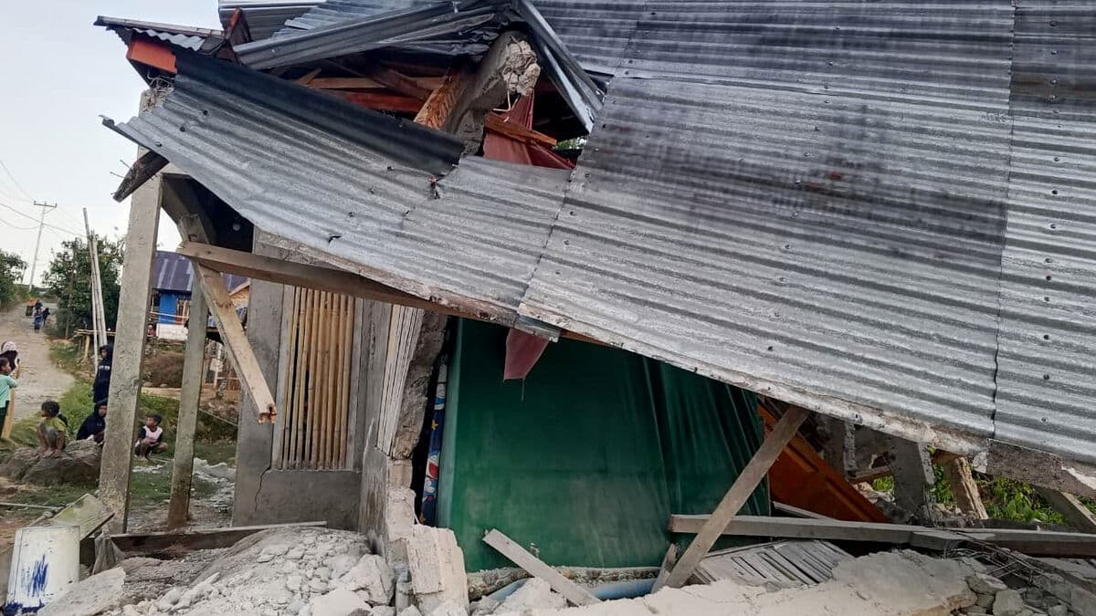 Indonesia earthquake death toll rises to 51 on Flores