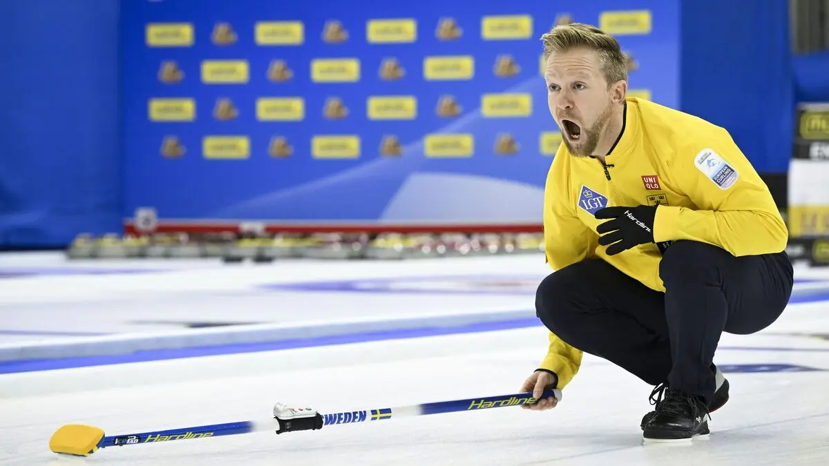 Lotta Schelin, Niklas Edin and Anna Beck receive royal medals for their sporting achievements