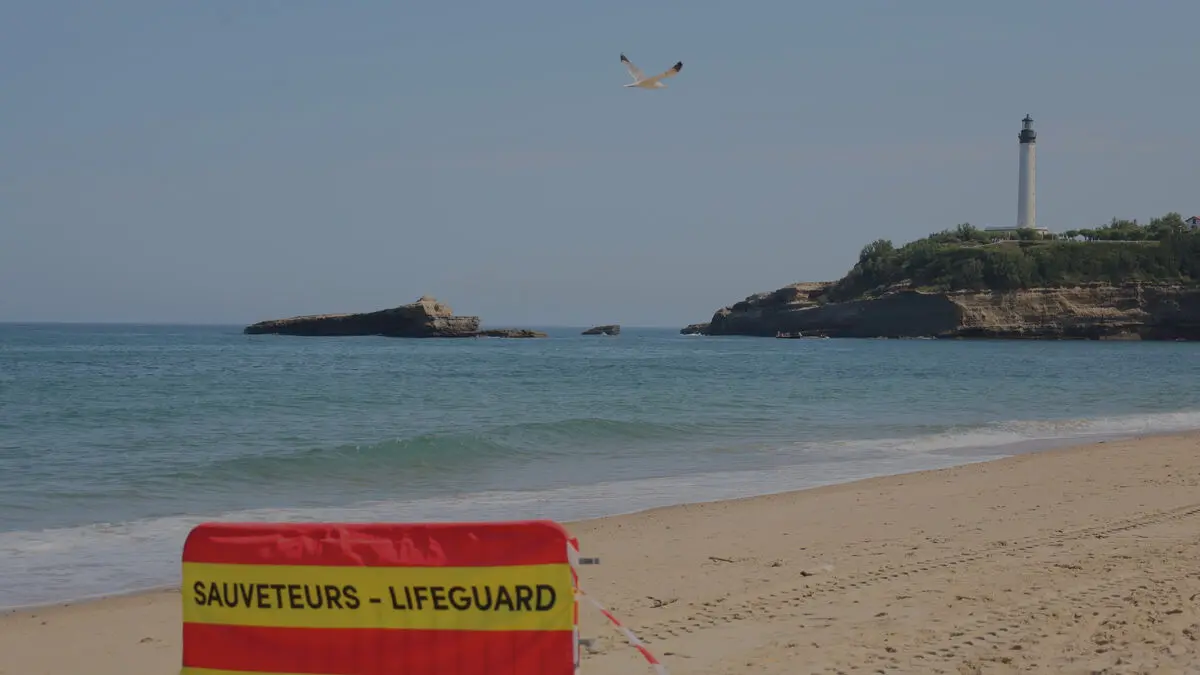 Diver dies after cliff collapse in Biarritz, another person missing