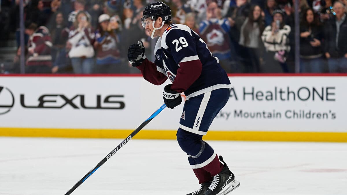 MacKinnon celebrated Olympic berth with 400th NHL goal