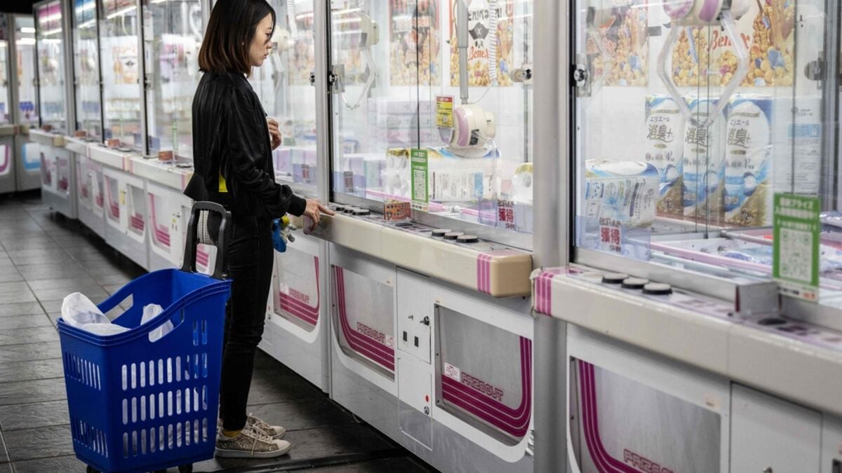 Japan’s Claw Machines Offer Eggs and Toilet Paper as Inflation Pressures Households