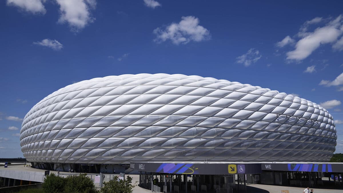 Sydney Marathon medal features Munich’s Allianz Arena instead of Sydney stadium