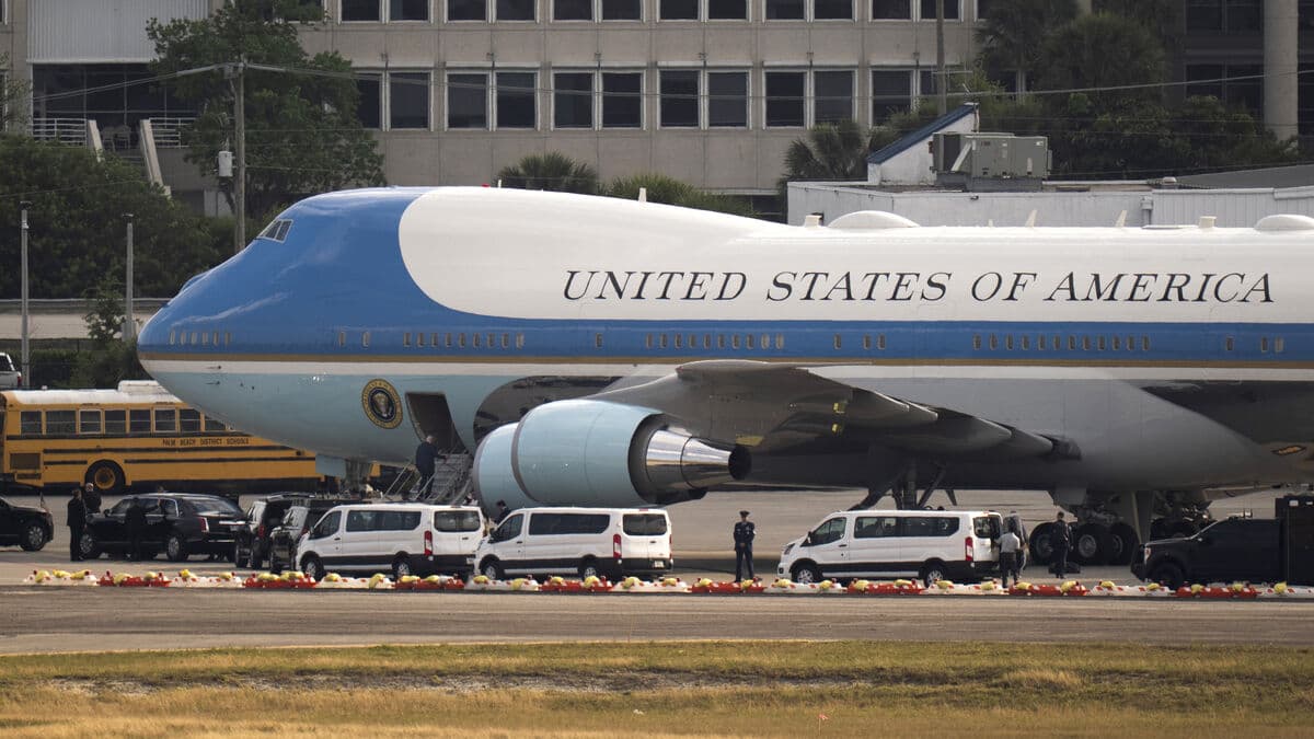US presidential plane to get new blue, red, white and gold colors