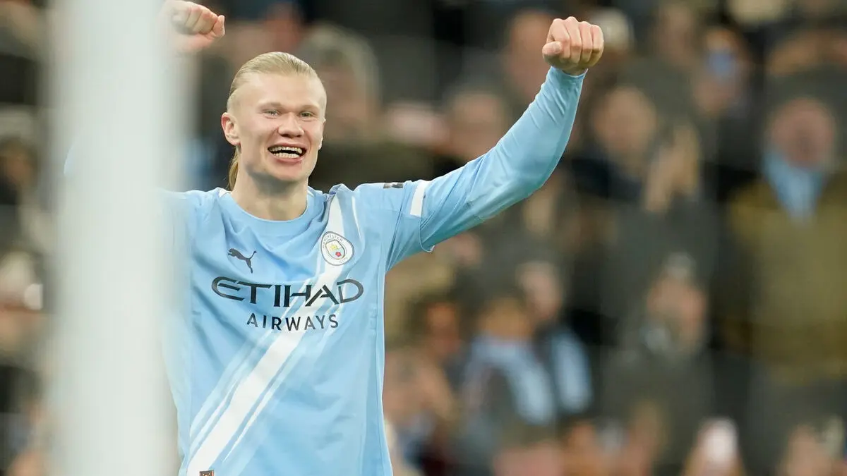 Haaland gives the shirt to Åge Hareide's grandson